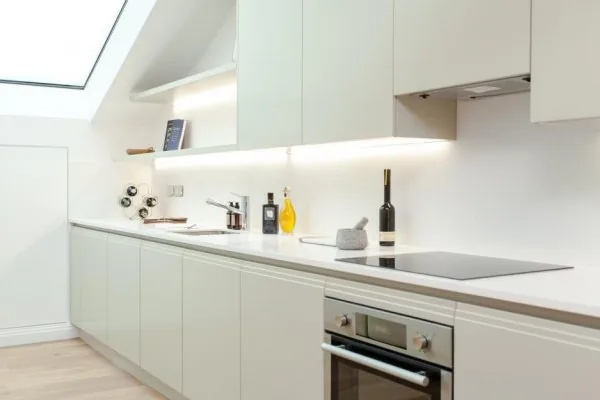 White lacquer kitchen in a converted Art Deco building in London